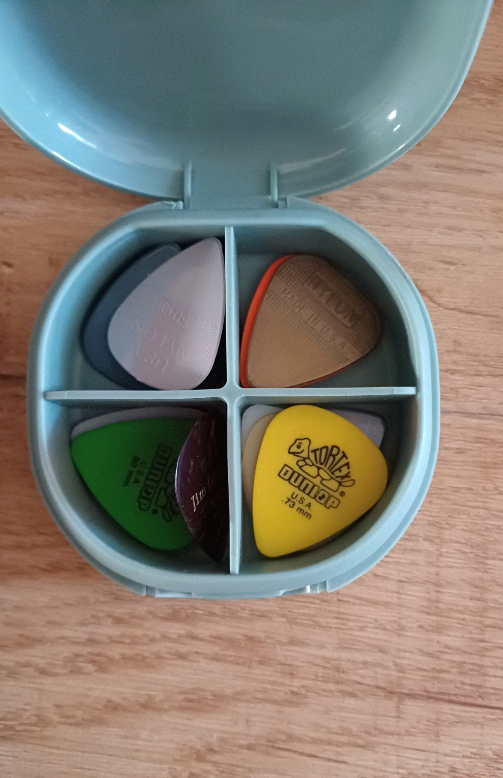12 Plectrums Dunlop + opbergdoosje - Verschillende diktes, Ophalen, Zo goed als nieuw