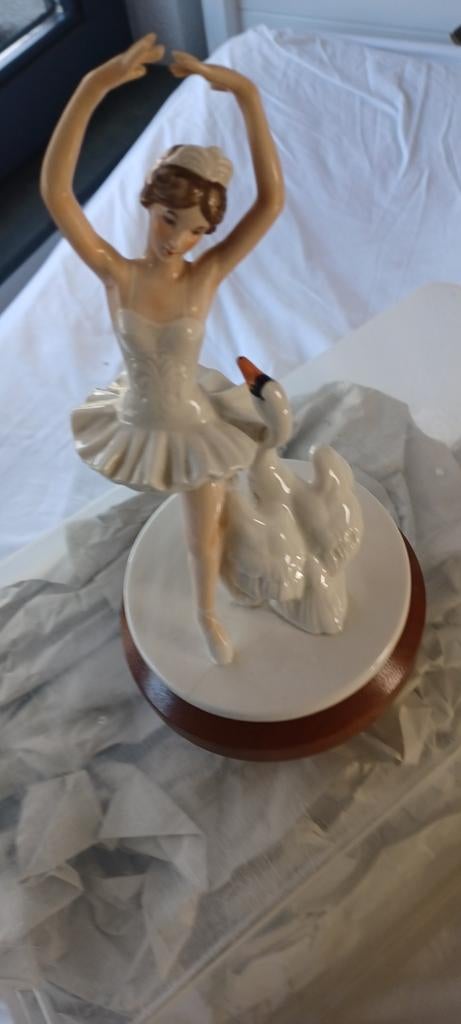Porseleinen danseres met zwaan - 20 cm, Antiek en Kunst, Kunst | Beelden en Houtsnijwerken, Ophalen of Verzenden