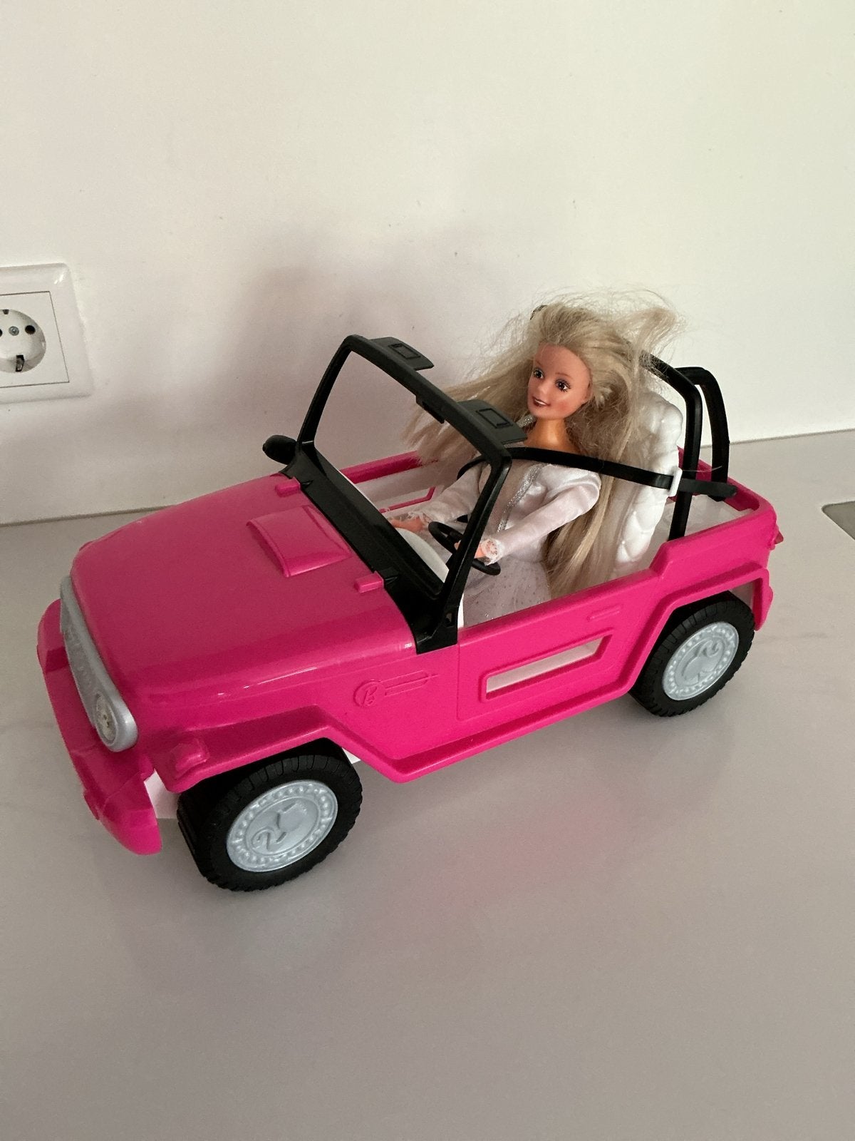 Barbie met roze jeep - klaar voor avontuur!, Ophalen of Verzenden, Gebruikt, Barbie