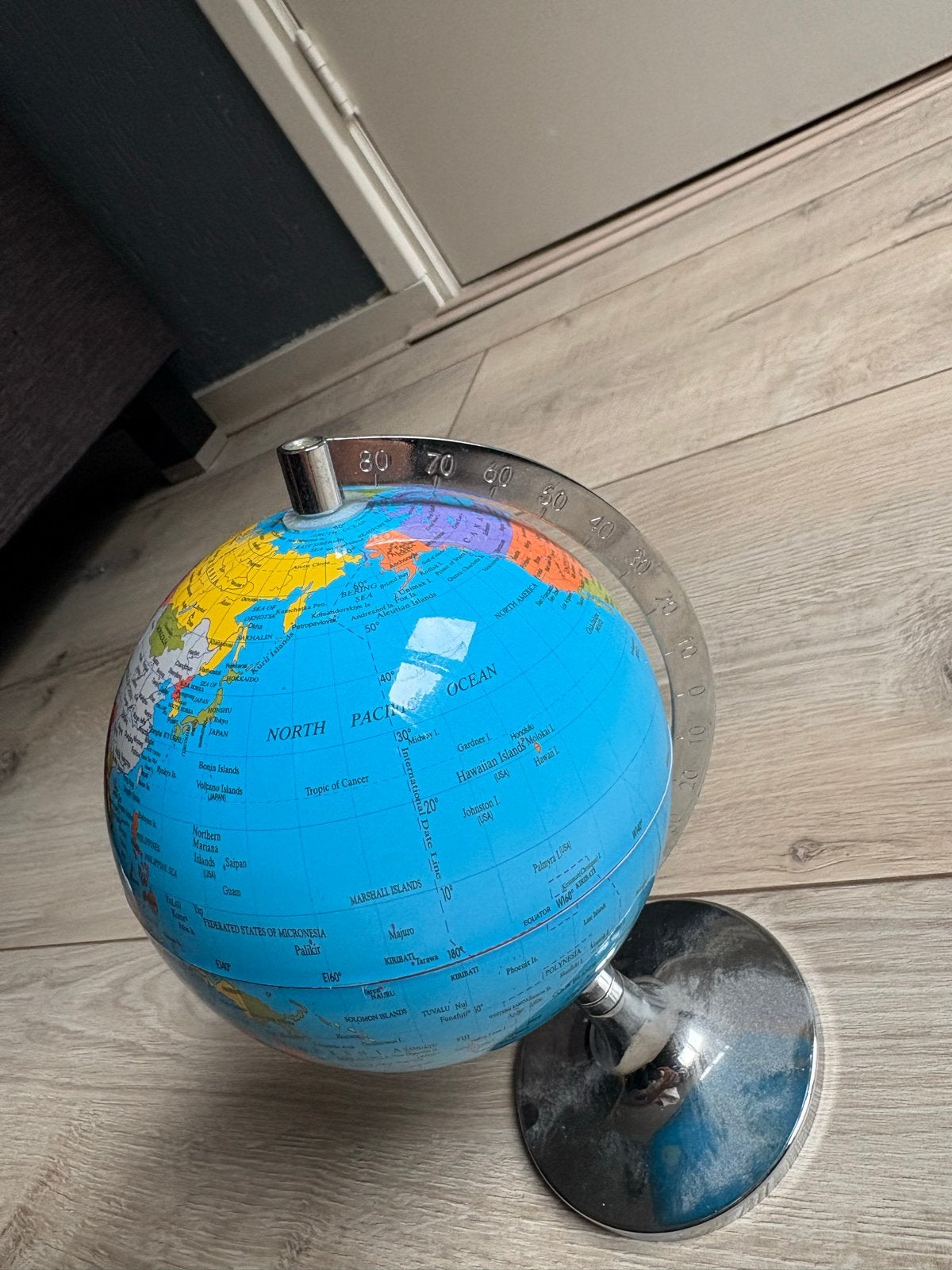 Kleine staatkundige wereldbol met metalen voet, Gebruikt, Kunststof, Draaibaar, Ophalen of Verzenden