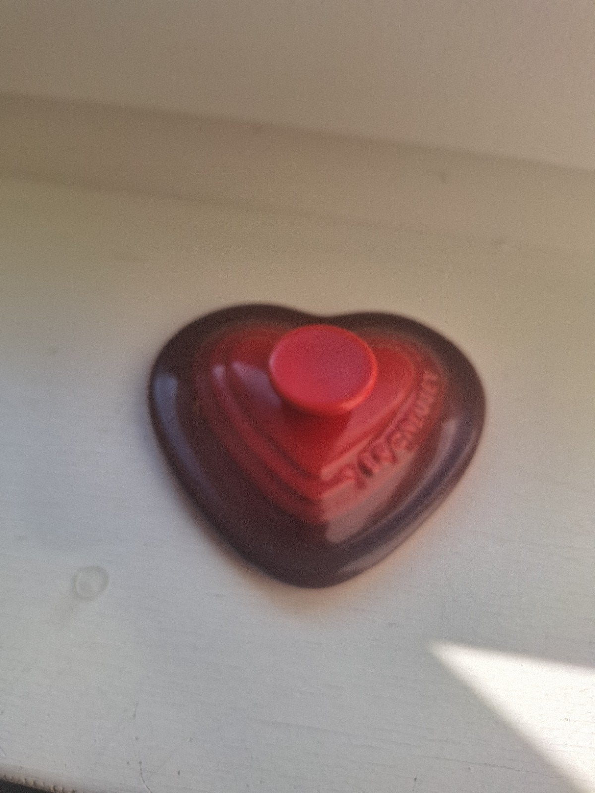 Le Creuset schaaltje hartvormig rood 8 cm, Overige merken, Keramiek, Ophalen of Verzenden, Overige stijlen