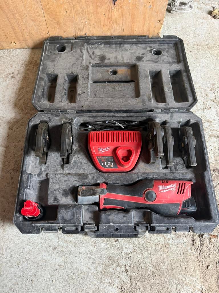 Te huur: Milwaukee M12 perstang incl. persbekken, Ophalen, Zo goed als nieuw