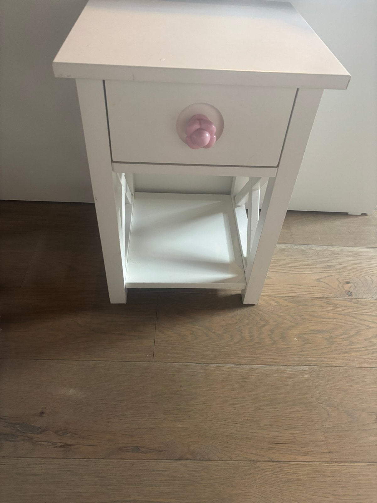 Wit nachtkastje met lade en open vak - Childwood, Ophalen, Gebruikt, Minder dan 45 cm, 55 tot 70 cm