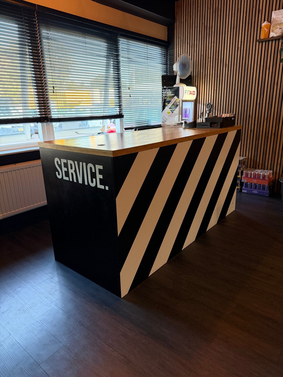 Moderne balie met 'SERVICE' opdruk, Receptie of Entree, Ophalen, Gebruikt, Overige typen