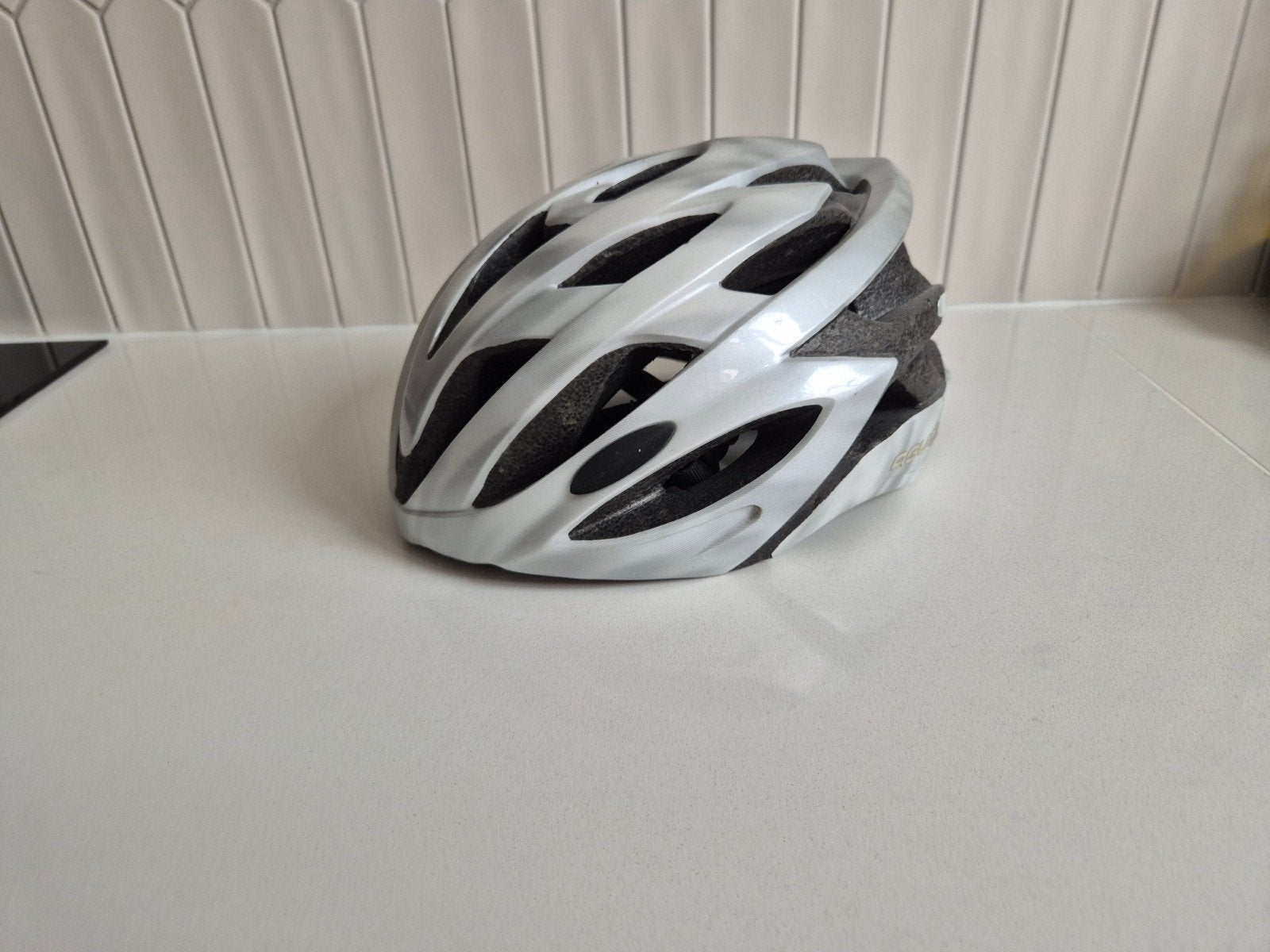 Agu fietshelm, Ophalen of Verzenden, Zo goed als nieuw, L, Heer of Dame