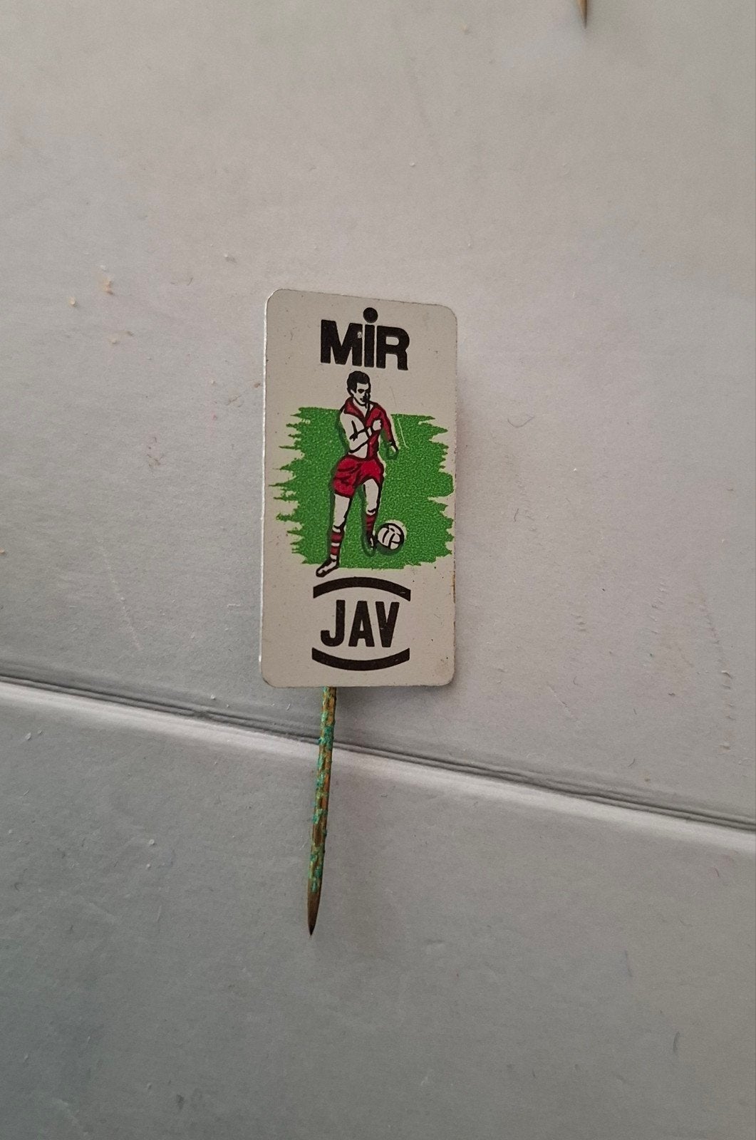 Speldje MIR/ JAV voetballer, Ophalen of Verzenden, Zo goed als nieuw, Sport, Speldje of Pin
