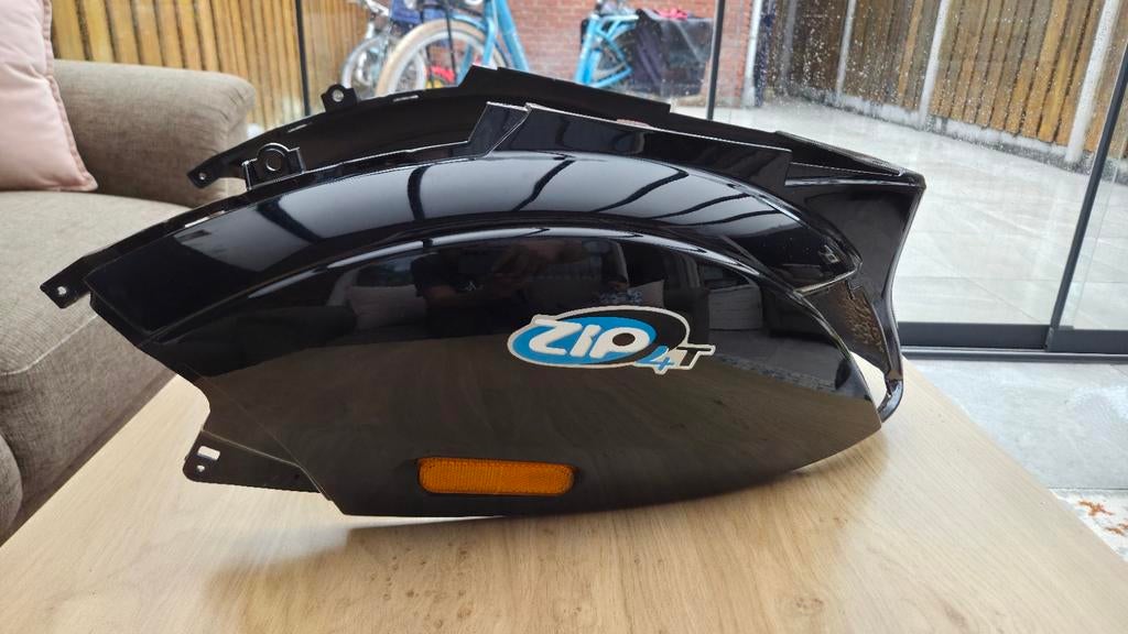 Piaggio Zip 4T zijkap glans zwart, Ophalen, Zo goed als nieuw, Kap, Piaggio