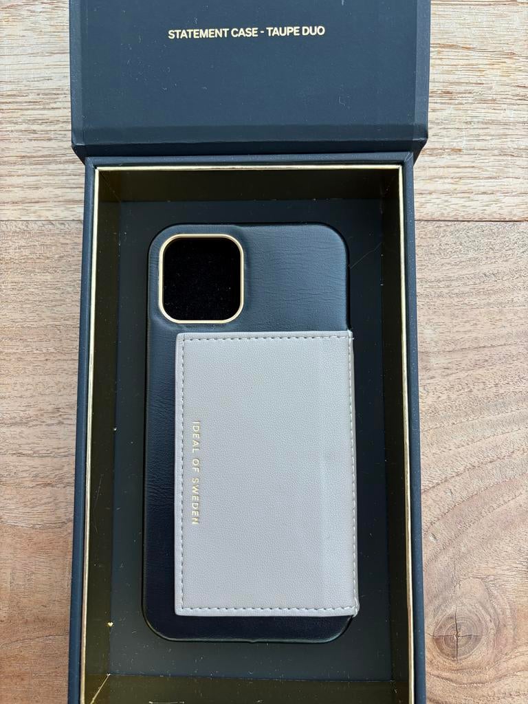 Ideal of Sweden hoesje iPhone 12/12 Pro Taupe Duo nieuw, Pasjeshouder, Nieuw, Ophalen of Verzenden, IPhone 12