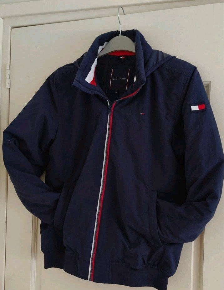 Tommy Hilfiger winterjas - Maat M/176 - Nieuw met kaartjes, Ophalen of Verzenden, Nieuw, Jongen, Jas