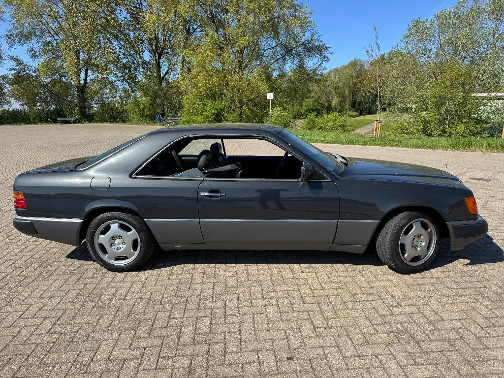 MB 230CE W124 COUPE 1990 YOUNGTIMER 2 JAAR APK, Auto's, Oldtimers, Achterwielaandrijving, Zwart, 150 pk, 4 stoelen
