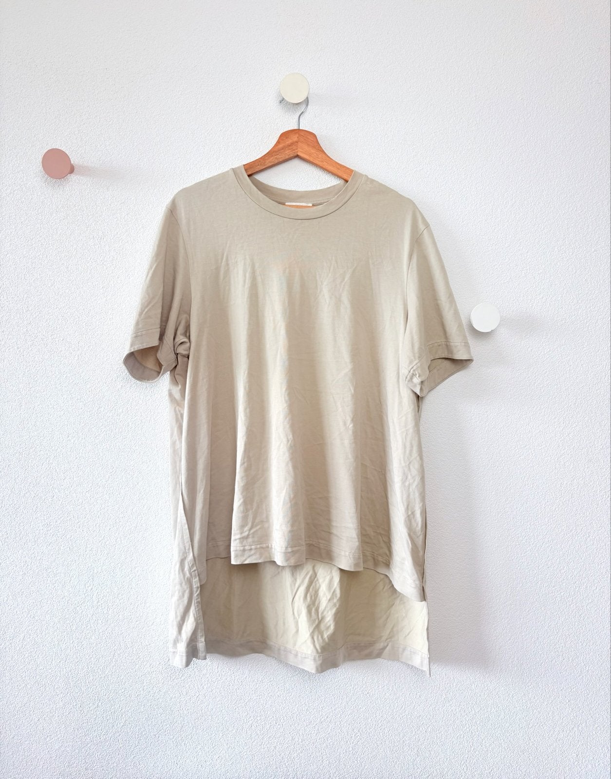 COS T-shirt met korte mouwen en hoge-lage zoom, Kleding | Dames, Maat 38/40 (M), Beige, Ophalen of Verzenden, Zo goed als nieuw