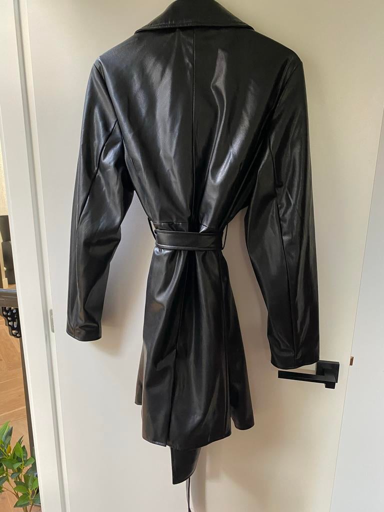 Zwarte trenchcoat H&M XL lederlook, Kleding | Dames, Ophalen of Verzenden, Zo goed als nieuw, Maat 46/48 (XL) of groter, Zwart
