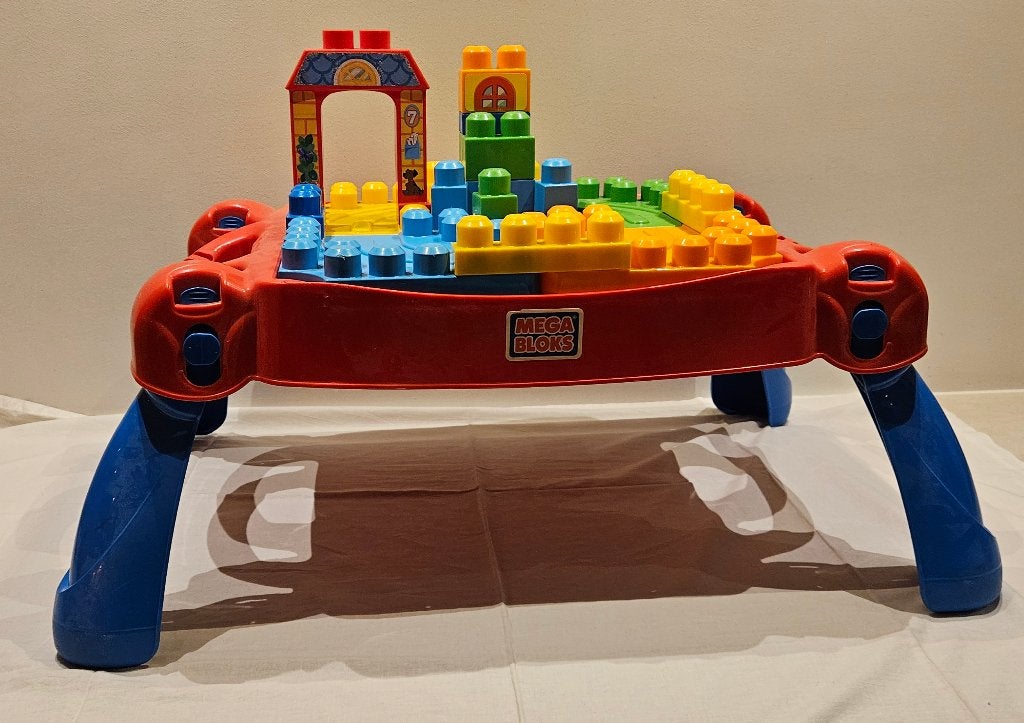 Megabloks speelgoed tafel met auto, Kinderen en Baby's, Speelgoed | Bouwstenen, Ophalen of Verzenden, Gebruikt, Megabloks