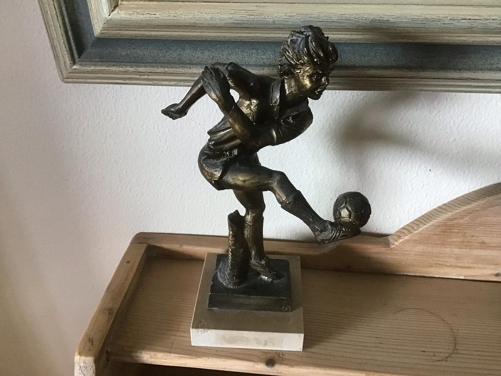 beeld van voetballer op marmeren sokkel, Ophalen of Verzenden, Gepatineerd, 20 - 50 cm, Beeld