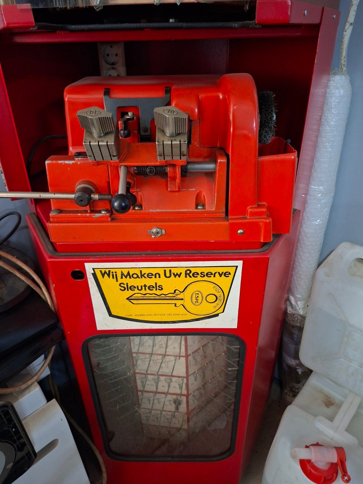 Sleutelkopieermachine met sleutelrek, Ophalen