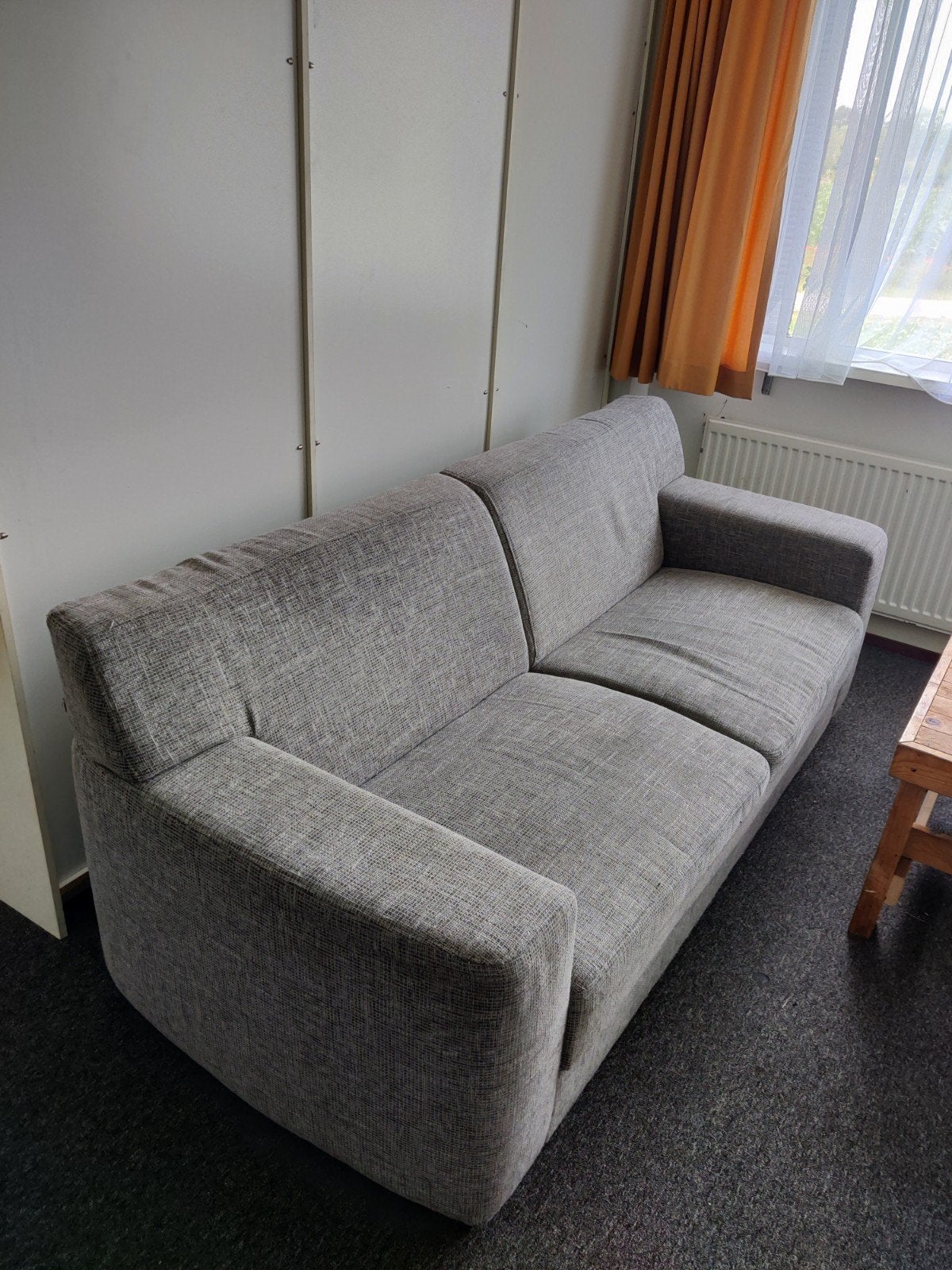 Grijze 2-zitsbank, Ophalen, Gebruikt, 150 tot 200 cm, Tweepersoons