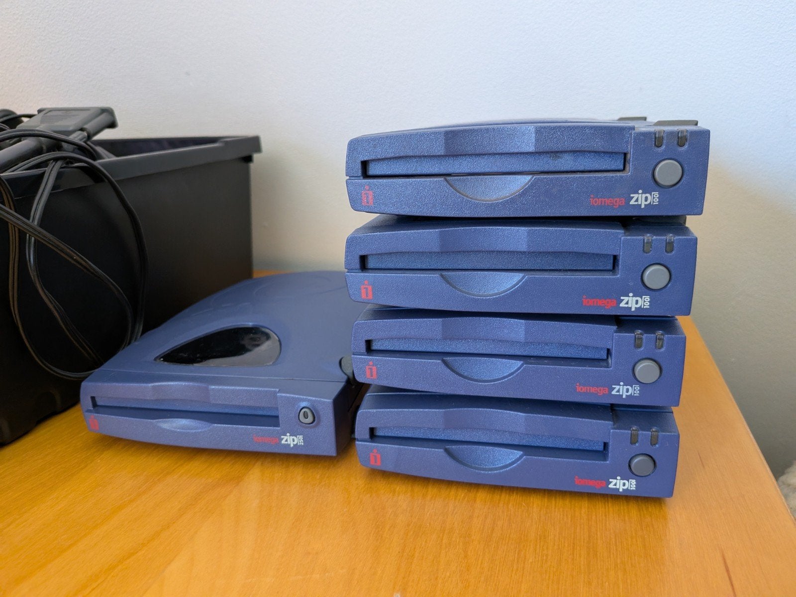 Iomega Zip Drives: 4x 100MB, 1x 250MB, Computers en Software, Ophalen of Verzenden, Iomega