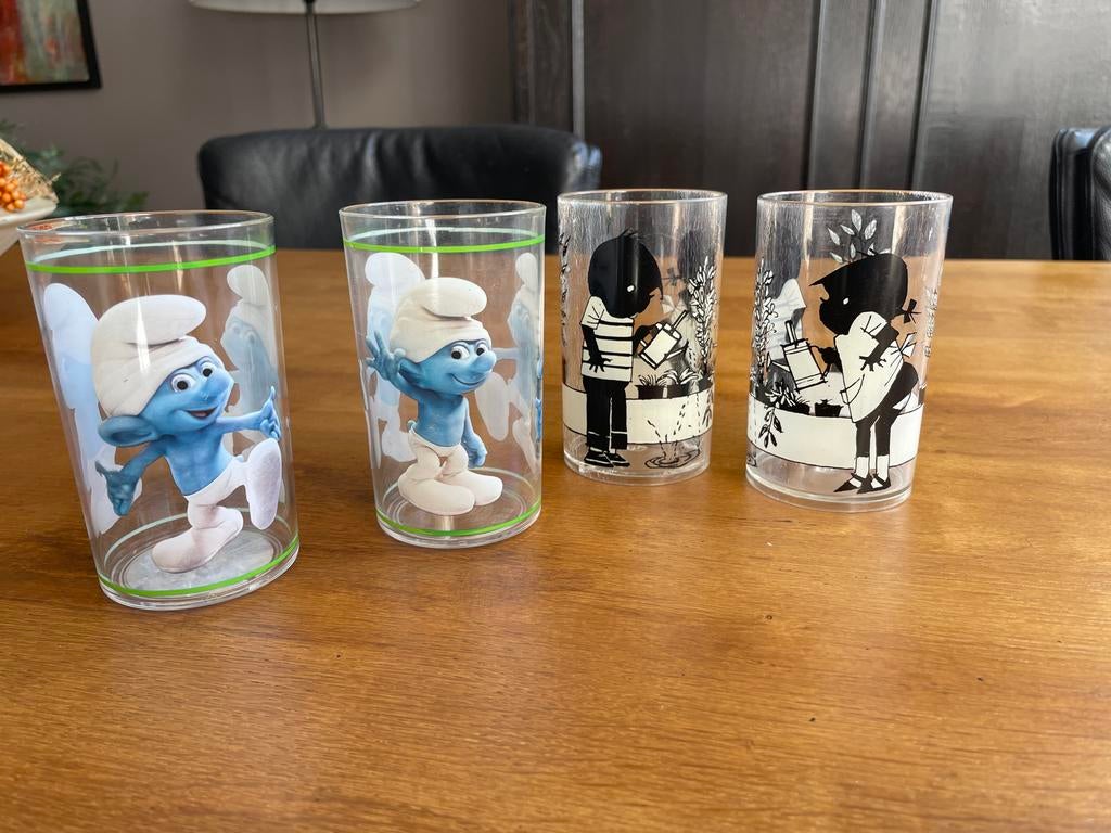 4 kinderbekers: 2 Jip en Janneke, 2 Smurfen - Plastic, Verzamelen, Smurfen, Ophalen of Verzenden, Gebruikt, Verschillende Smurfen