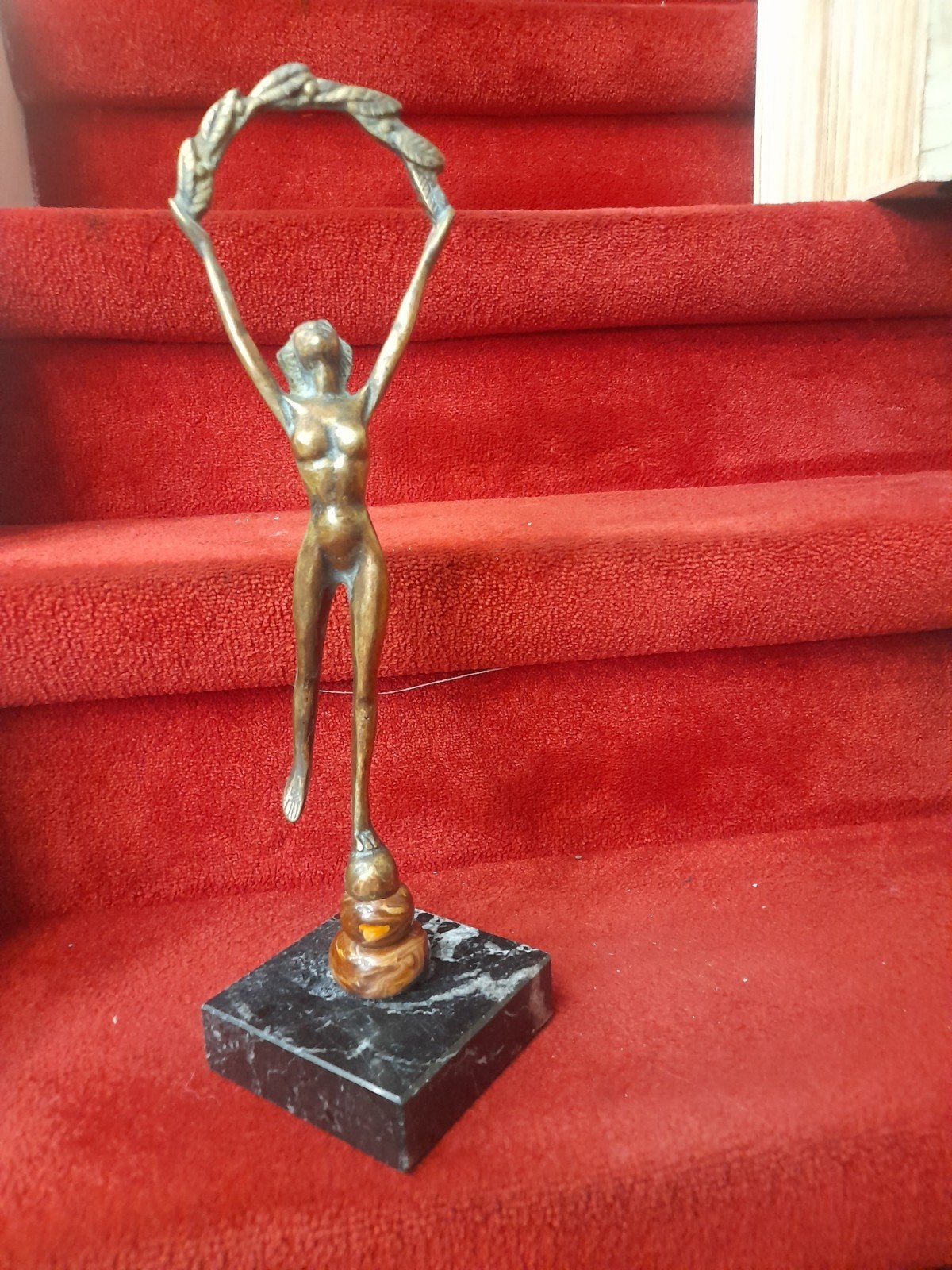 Bronzen beeld van een vrouw met lauwerkrans, 38cm hoog, Antiek en Kunst, Ophalen of Verzenden, Brons, 20 - 50 cm, Op sokkel