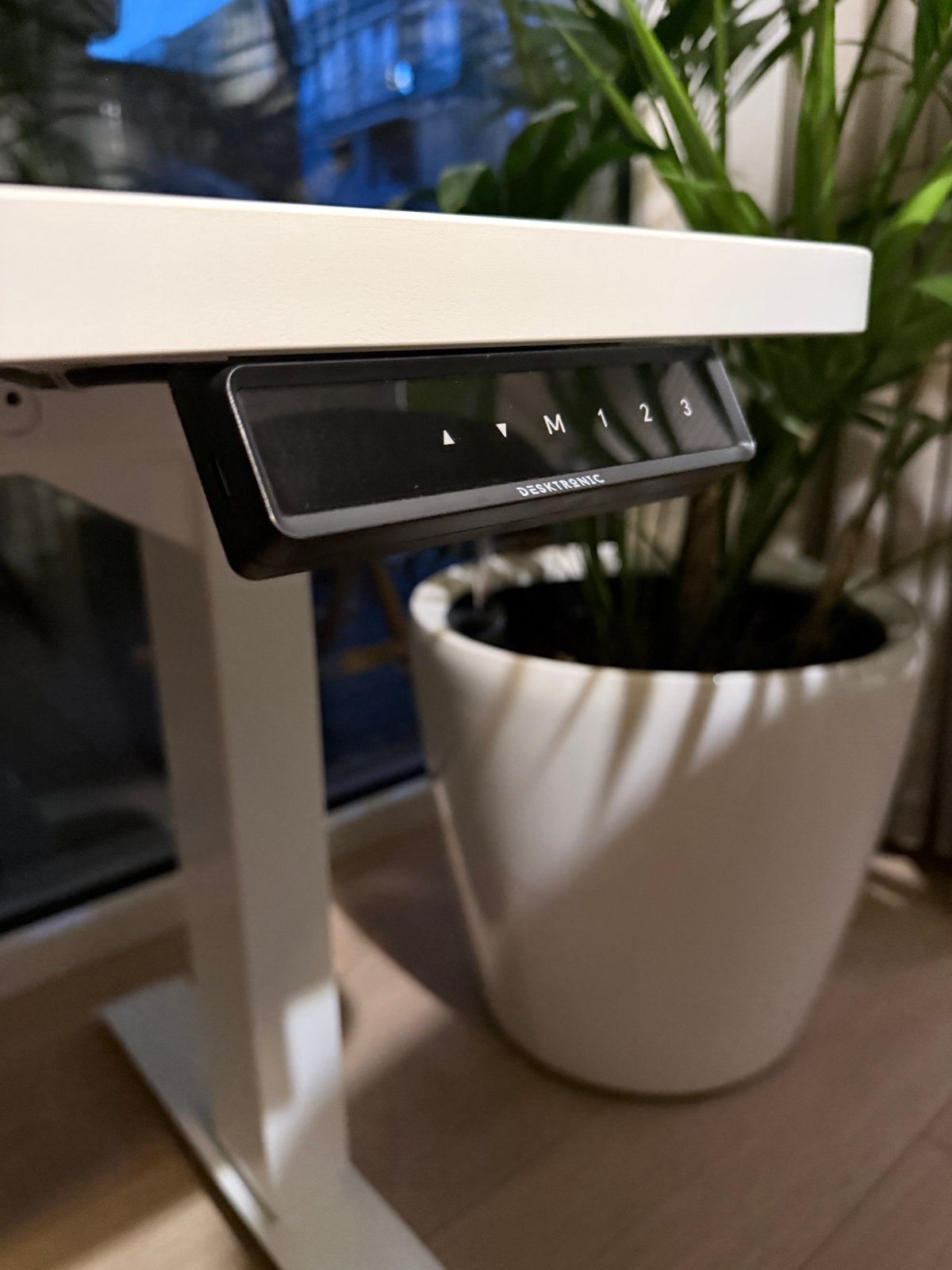 Foto 3 van Desktonic Zit-sta Bureau - Wit, Elektrisch Verstelbaar