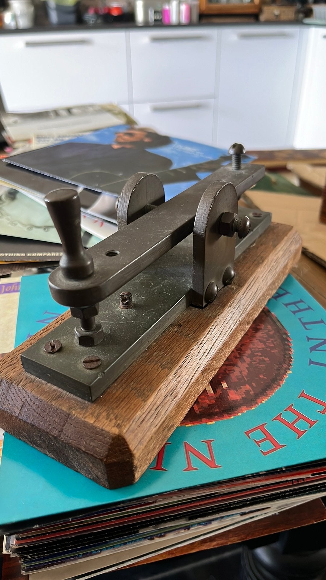 Morse sleutel koper op een eikenhouten plank, Ophalen of Verzenden