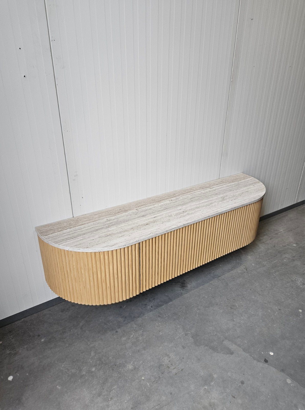 Modern TV meubel | Geribbeld eiken & steenlook blad, 150 tot 200 cm, Eikenhout, Nieuw, Ophalen of Verzenden