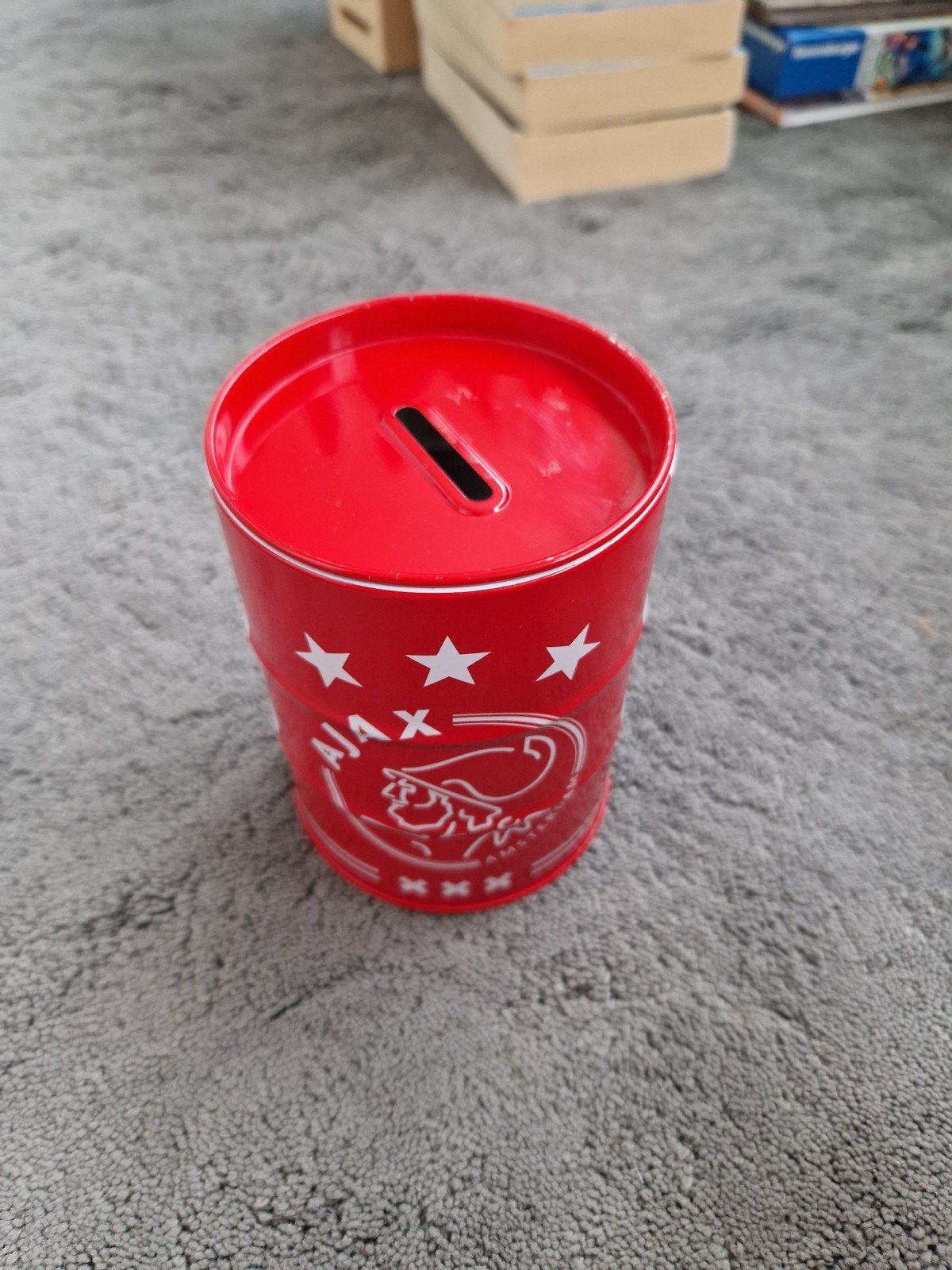 Ajax spaarpot - Rood metalen spaarpot met logo, Verzamelen, Spaarpotten, Ophalen, Gebruikt, Metaal of Blik, Overige thema's
