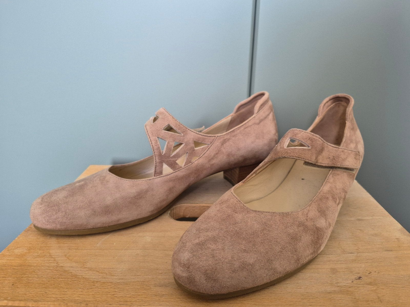 Beige suède schoenen met hak - Maat 39.5, Kleding | Dames, Schoenen, Beige, Ophalen of Verzenden, Schoenen met hoge hakken, Gedragen