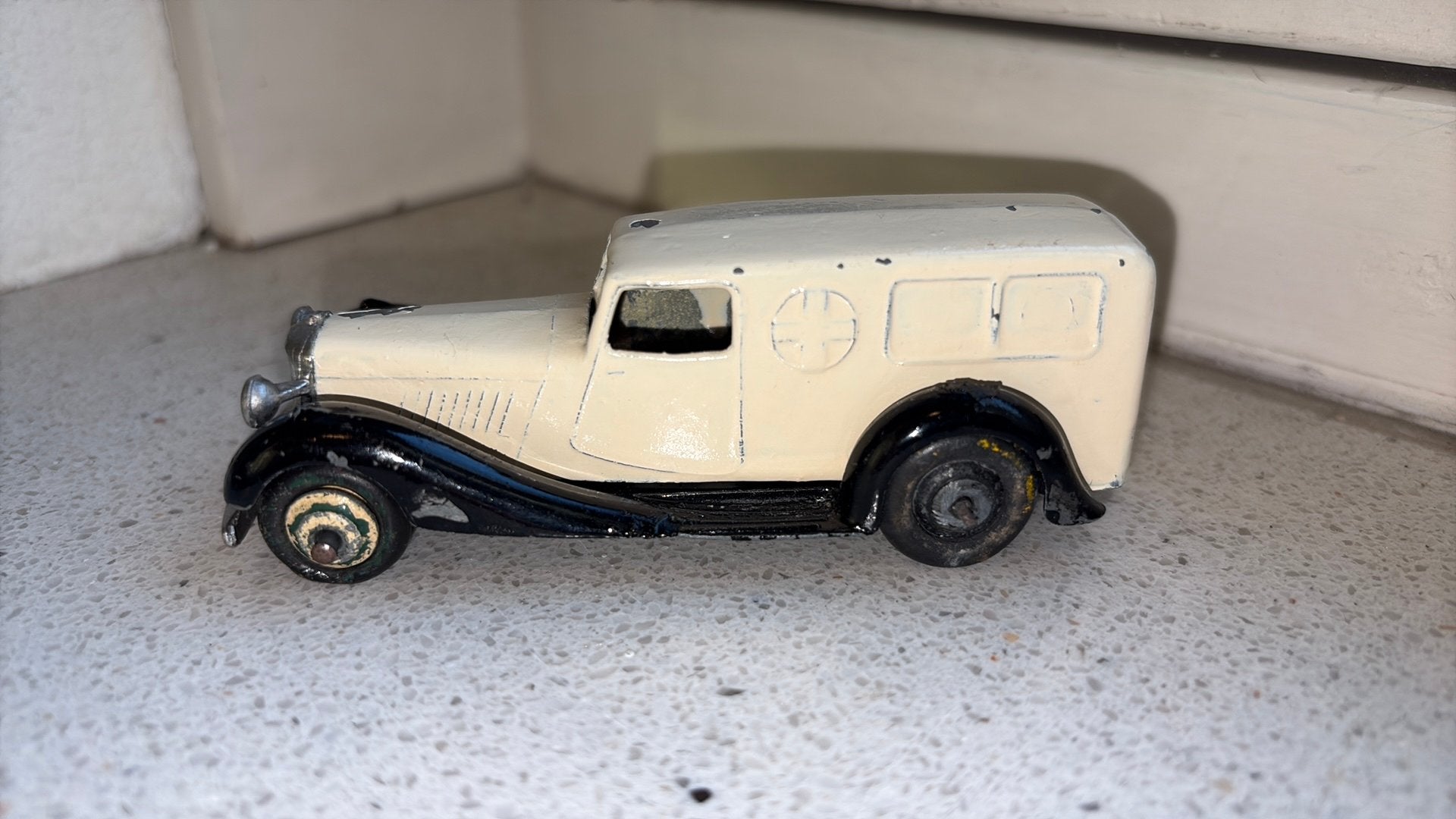 DINKY TOYS AMBULANCE OUD MODEL OPKNAPPER, Ophalen of Verzenden, Gebruikt, Auto, Dinky Toys