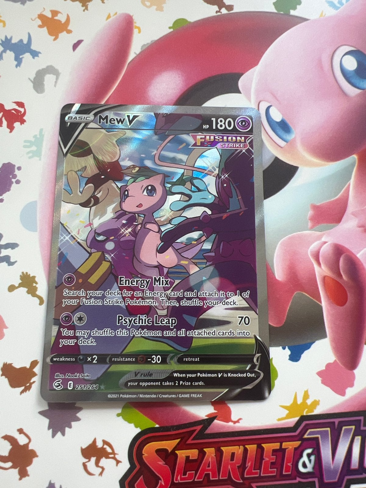 Mew V (251/264) Fusion Strike Pokémon Kaart, Hobby en Vrije tijd, Ophalen of Verzenden, Zo goed als nieuw, Losse kaart, Foil