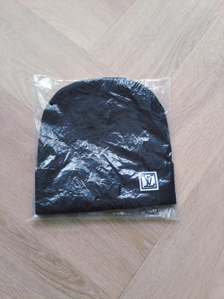 Zwarte muts met wit logo - Nieuw in verpakking, Kleding | Heren, Mutsen, Sjaals en Handschoenen, Onbekend, Nieuw, Overige maten