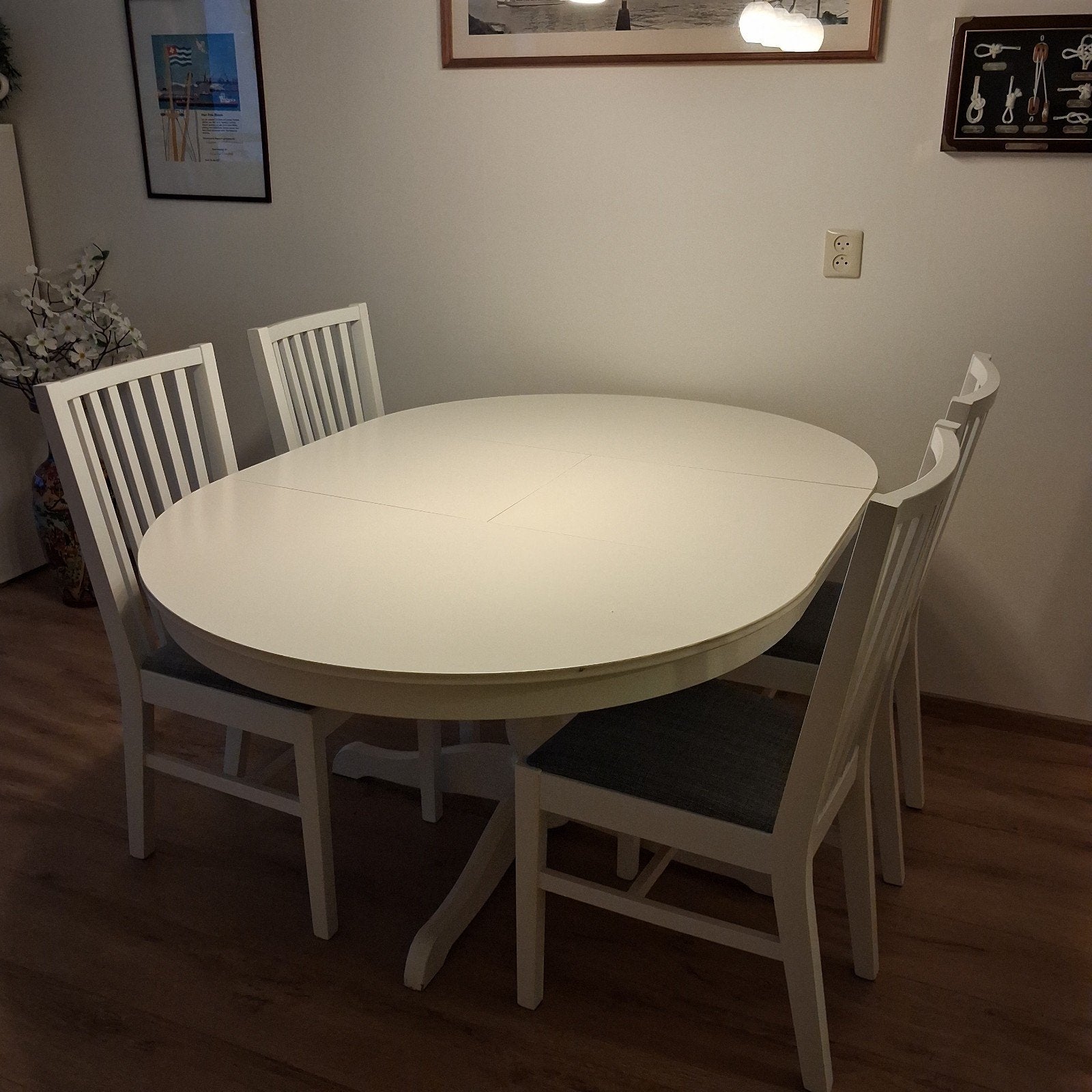 IKEA Uitschuifbare Eethoek met 4 Stoelen - Rond naar Ovaal, Ophalen, Gebruikt
