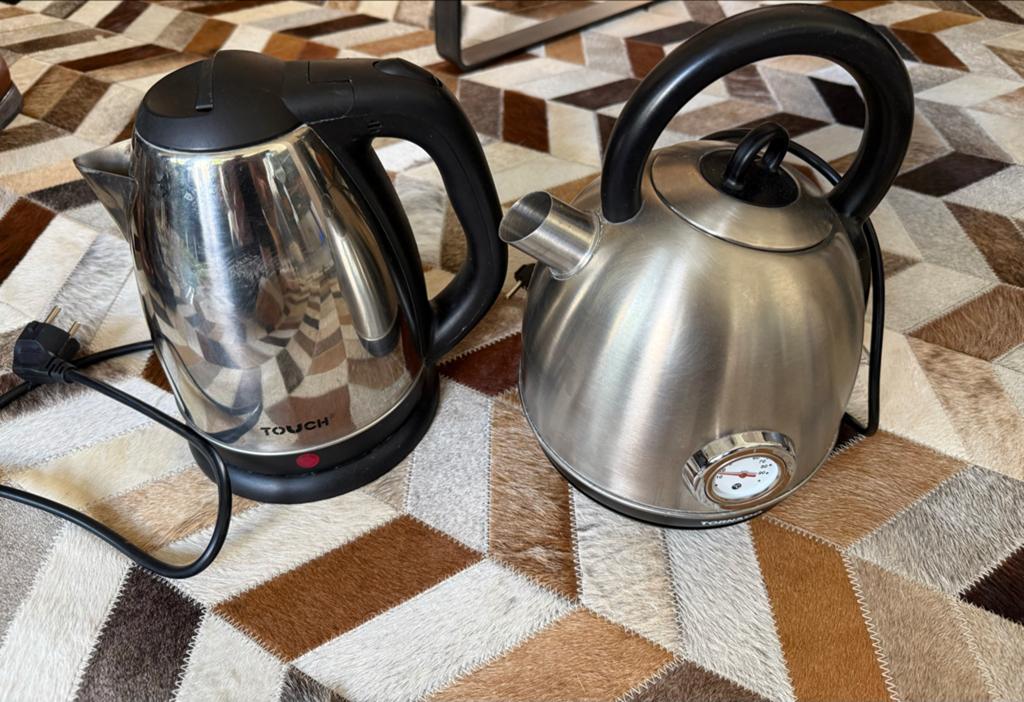 Set van 2 RVS Waterkokers - Gebruikt, Witgoed en Apparatuur, Waterkokers, 1 tot 2 liter, Ophalen of Verzenden, Zo goed als nieuw