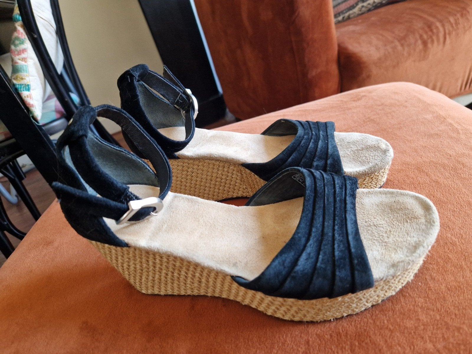 UGG Suede sleehak sandalen - Maat 39, UGG, Zwart, Zo goed als nieuw, Sandalen of Muiltjes