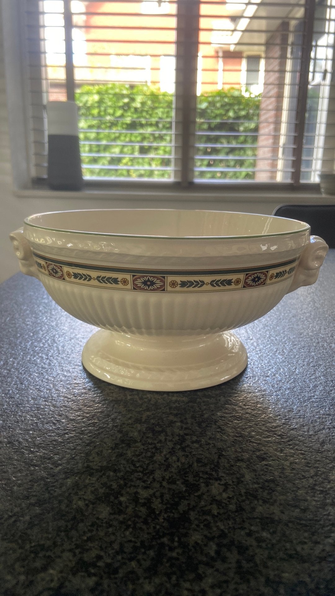 Dekschaal Wedgewood Queen’s Ware Carlton 1996, Antiek en Kunst, Ophalen