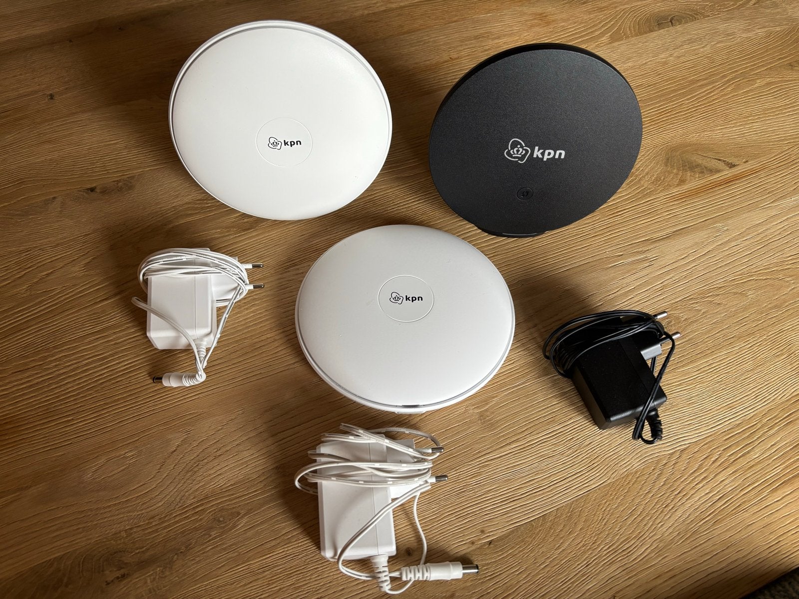 KPN SuperWifi punten (2x wit, 1x zwart) met adapters, Ophalen, Zo goed als nieuw, Router