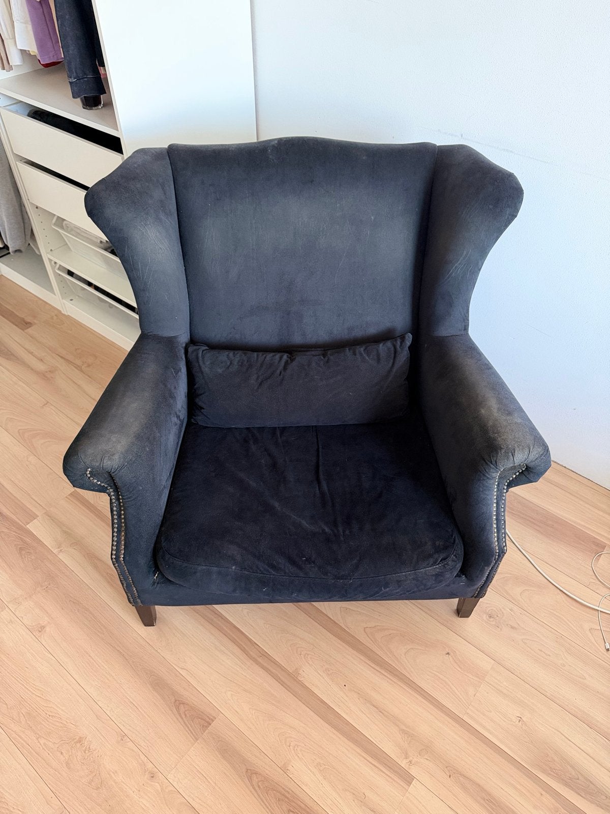 Comfortabele zwarte fauteuil met nageltrim, loveseat, Ophalen, Gebruikt, Stof, 75 tot 100 cm