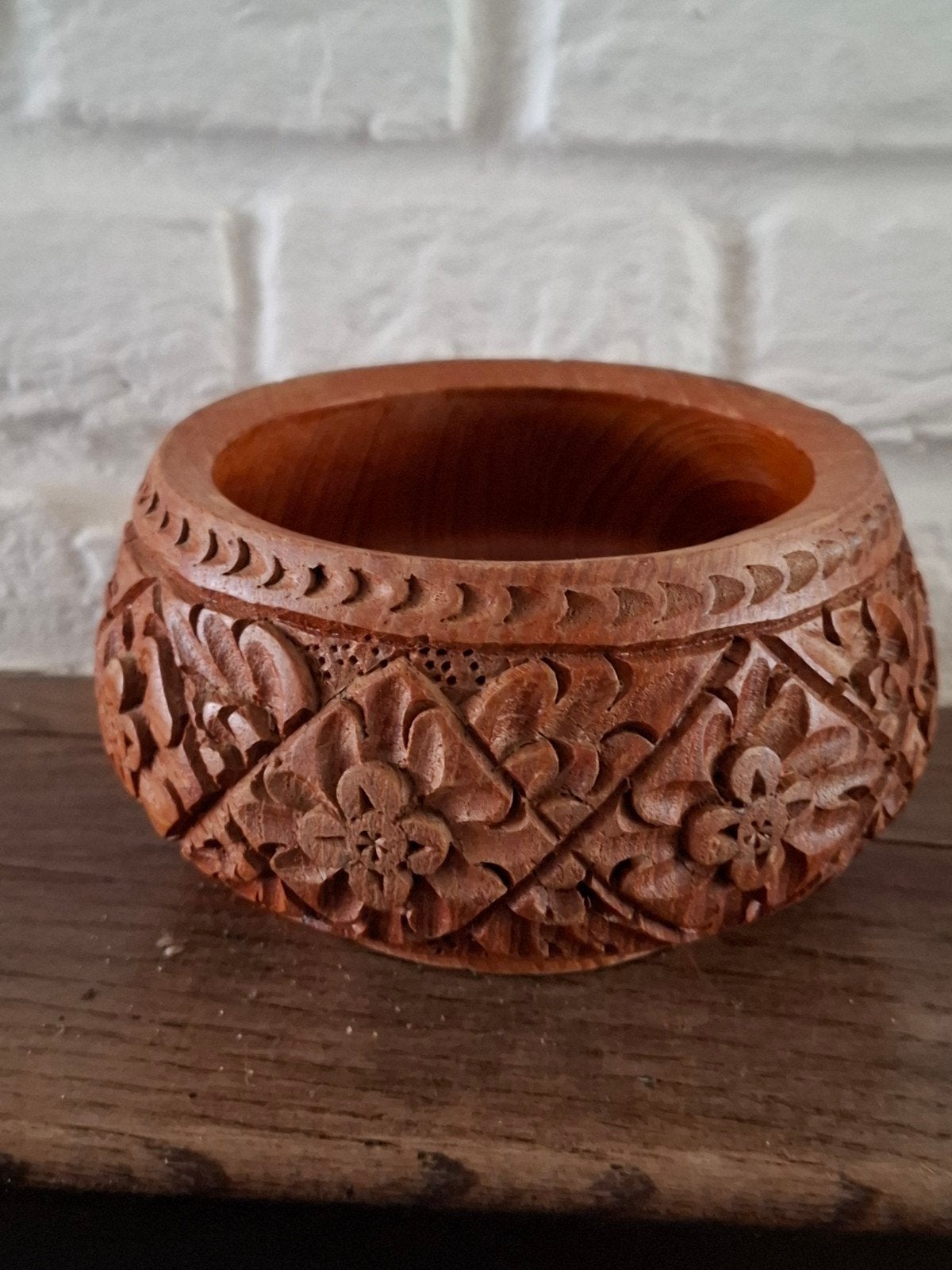 Vintage houtsnijwerk teakhouten schaal. Thailand. H 8 cm., Houtsnijwerk, Handgemaakt, Ophalen of Verzenden, Flora