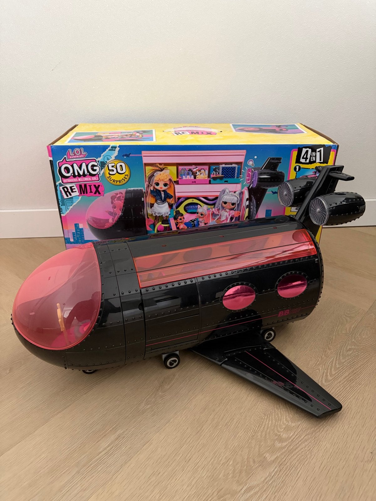 L.O.L. Surprise! O.M.G. Remix 4-in-1 Vliegtuig Speelset, Ophalen, Zo goed als nieuw