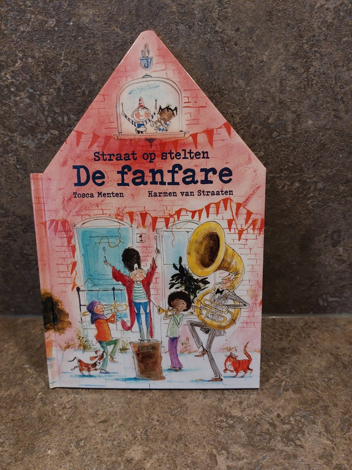 Kinderboekje Straat op stelten: De fanfare, 5 of 6 jaar, Fictie algemeen, Jongen of Meisje, Nieuw