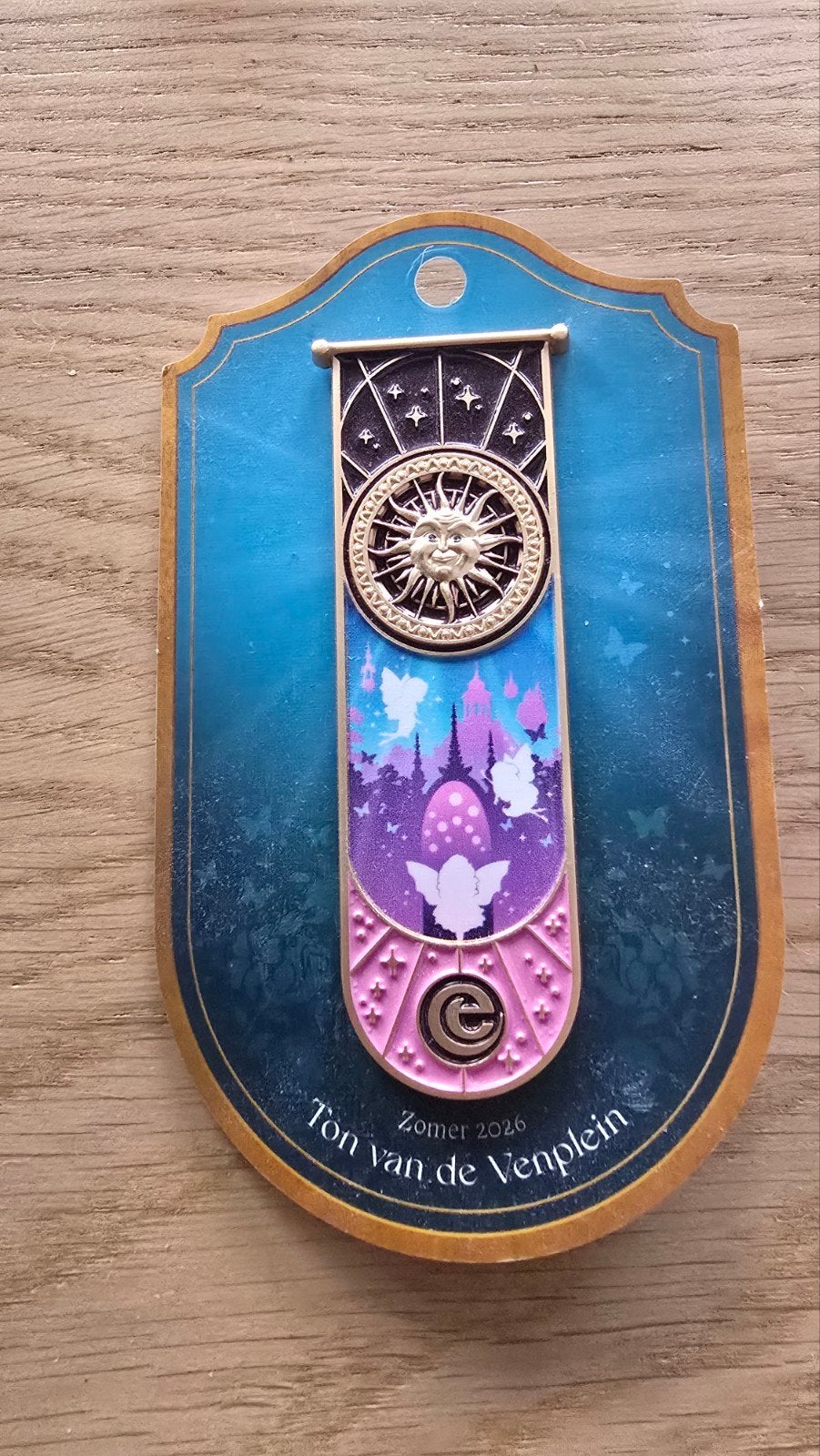 Efteling Zomer pin 2026 (Ton van de VenPlein), Ophalen of Verzenden, Overige materialen