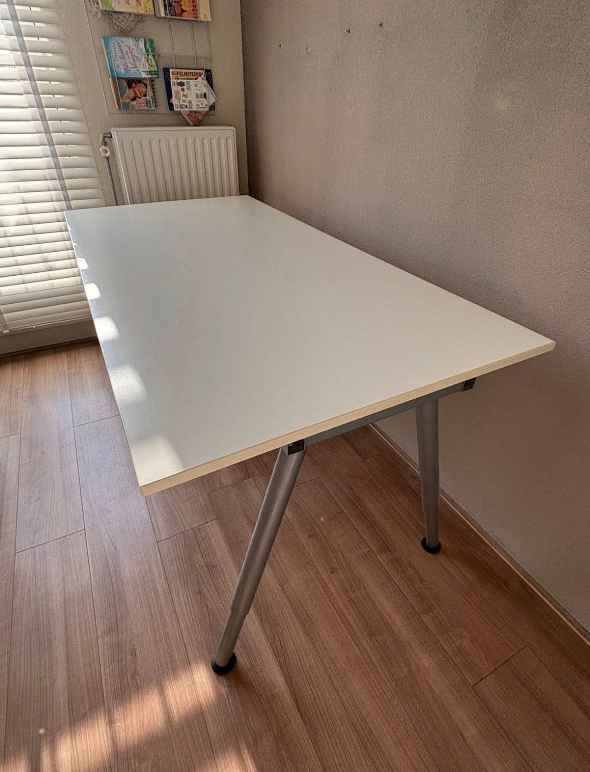 Wit bureau met metalen poten Ikea, Ophalen, Gebruikt, Metaal, Computerbureau