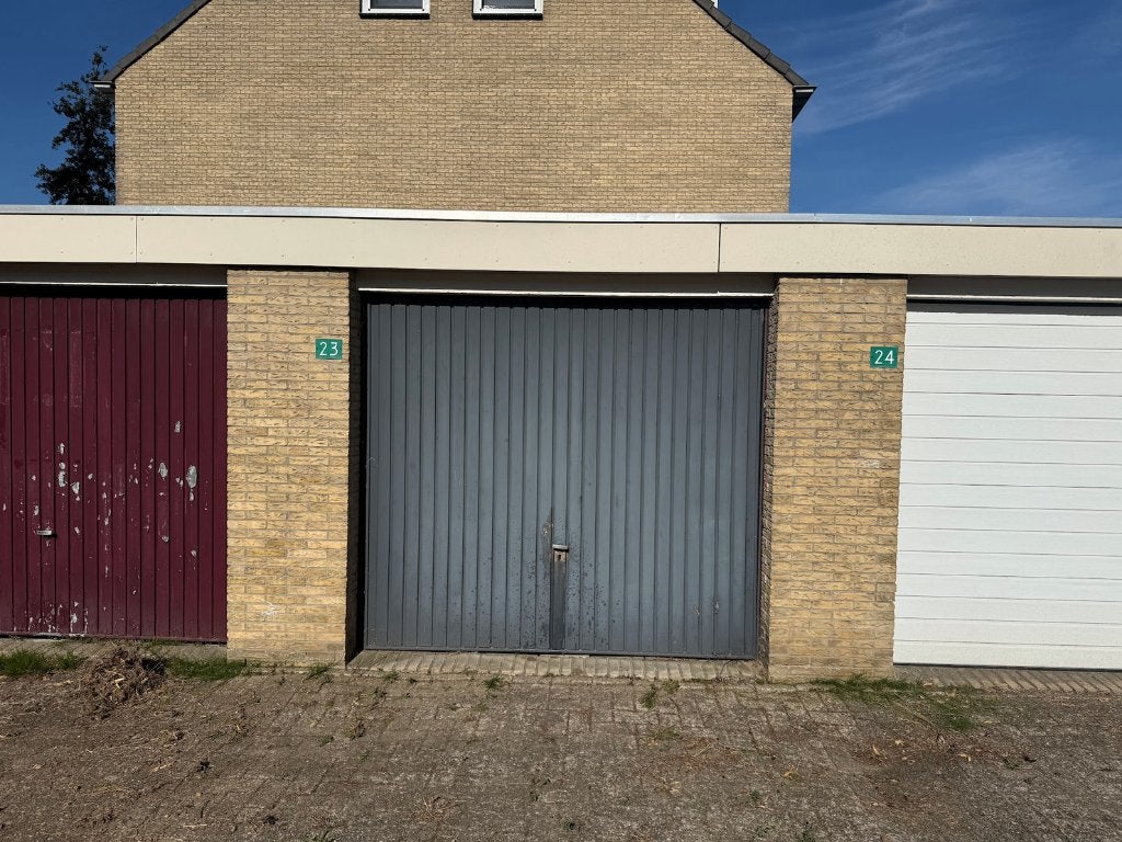 In Grave een mooie Garagebox met parkeerplek te koop!, Gelderland