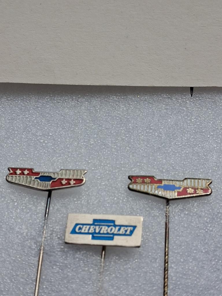 Speldjes Chevrolet 1x email. 2x lak, Verzamelen, Speldjes, Pins en Buttons, Ophalen of Verzenden, Gebruikt, Transport