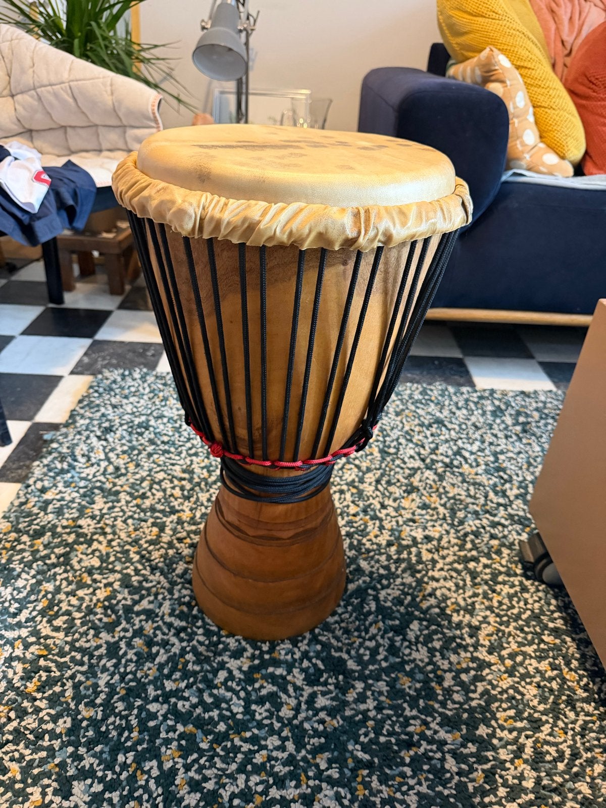 Djembe met Millenium draagtas hoogte 62 cm breedte vel 29 cm, Muziek en Instrumenten, Percussie, Ophalen of Verzenden, Gebruikt