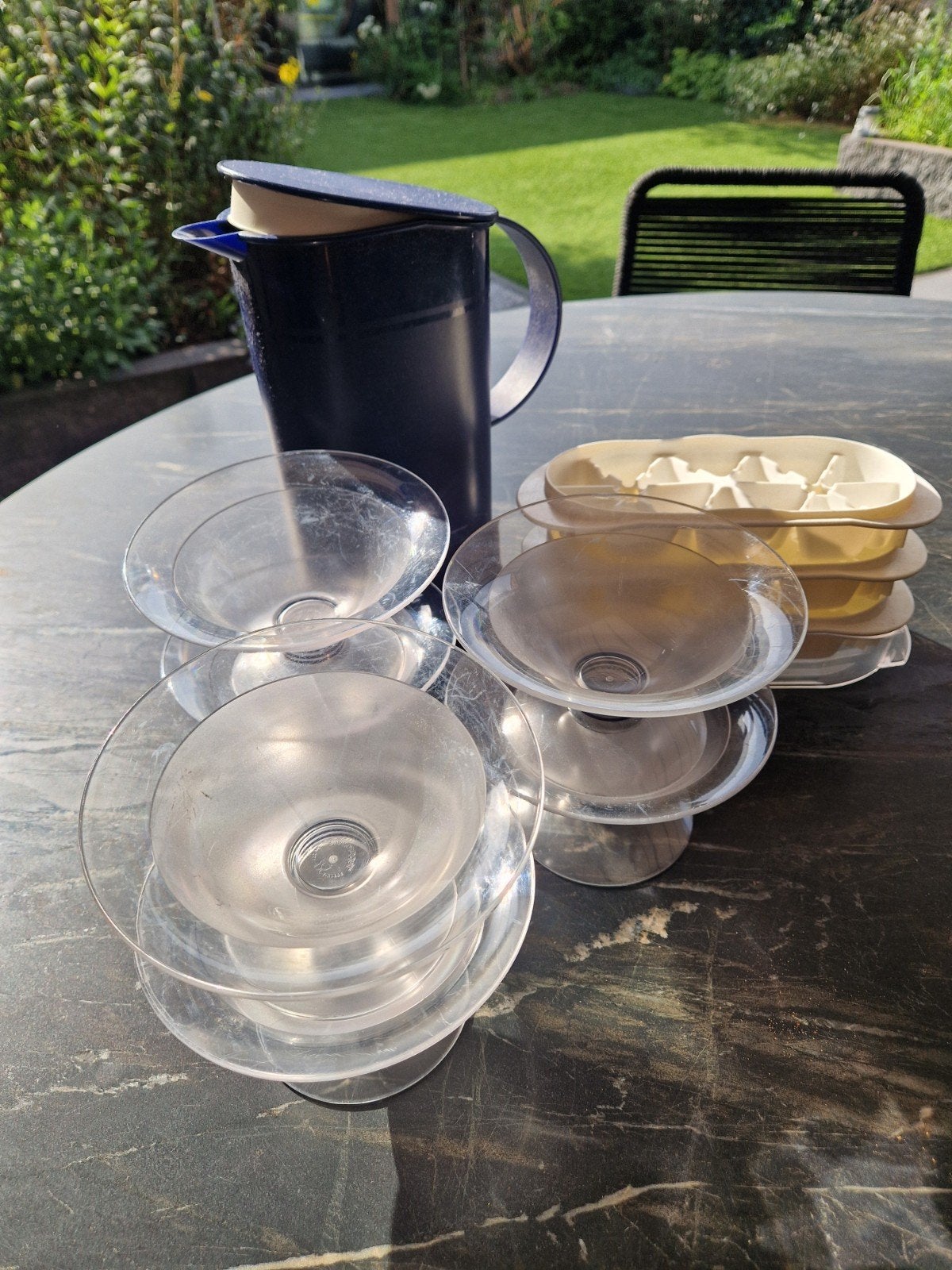 Tupperware set: kan, ijscoupes en ijsblokjesvormen, Ophalen of Verzenden, Gebruikt, Overige typen