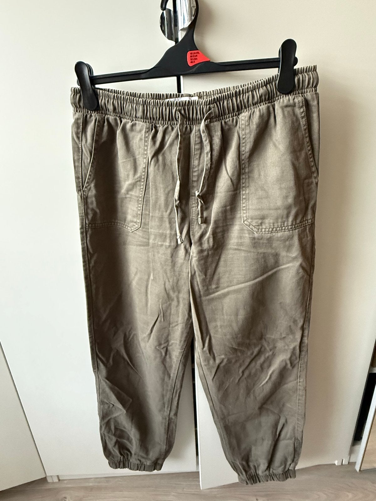 Comfortabele kaki jogger broek - Maat 42 Primark, Maat 42/44 (L), Ophalen of Verzenden, Zo goed als nieuw, Lang
