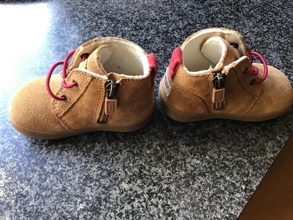 “UGG” HALFHOGE KINDERSCHOENTJE MET RITSSLUITING “ NIEUW 20,5, Kinderen en Baby's, Babykleding | Schoentjes en Sokjes, Ophalen of Verzenden