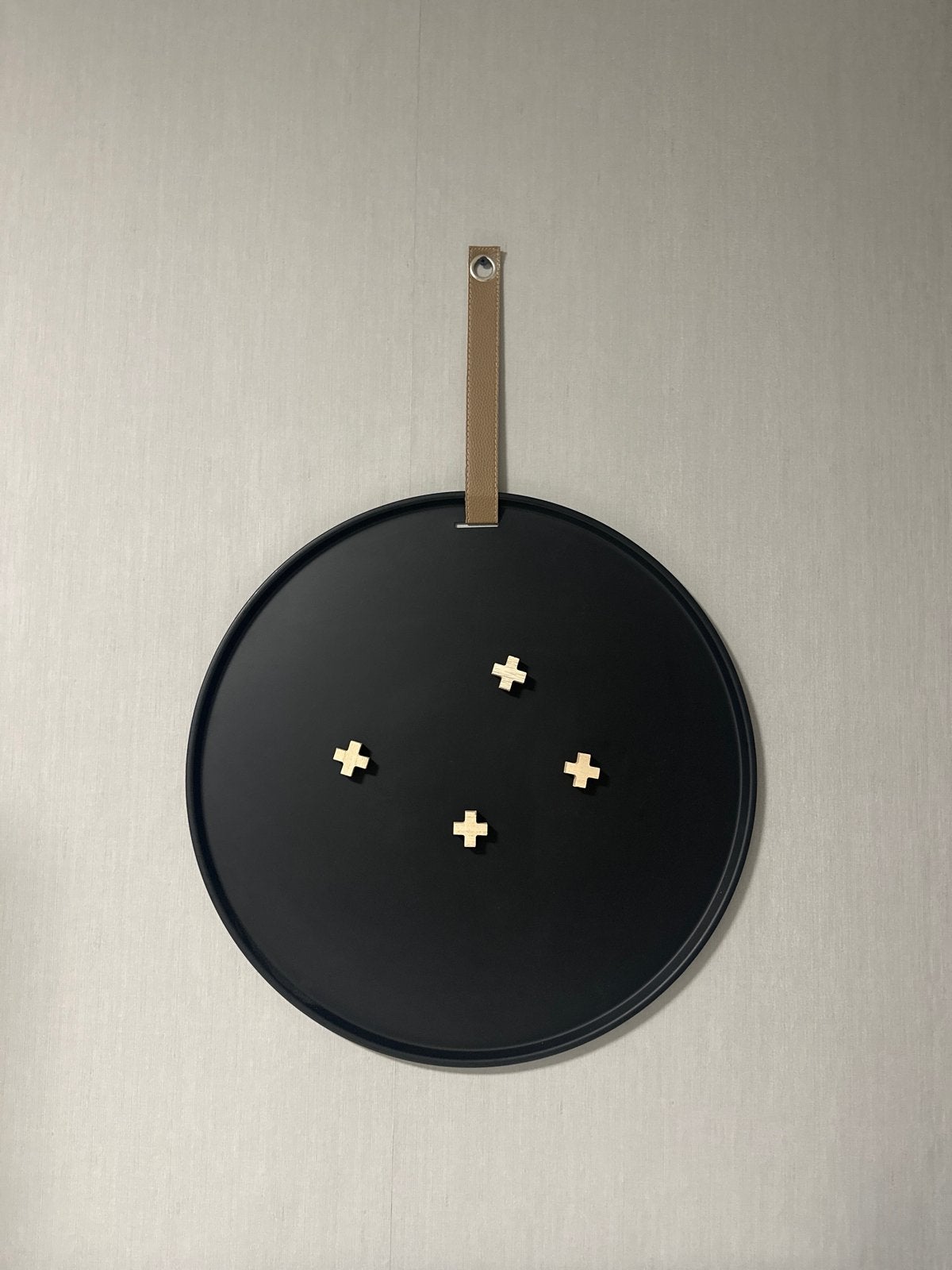 Stijlvol zwart magneetbord met leren ophanglus, Huis en Inrichting, Woonaccessoires | Memoborden, Ophalen, Gebruikt, Magneetbord