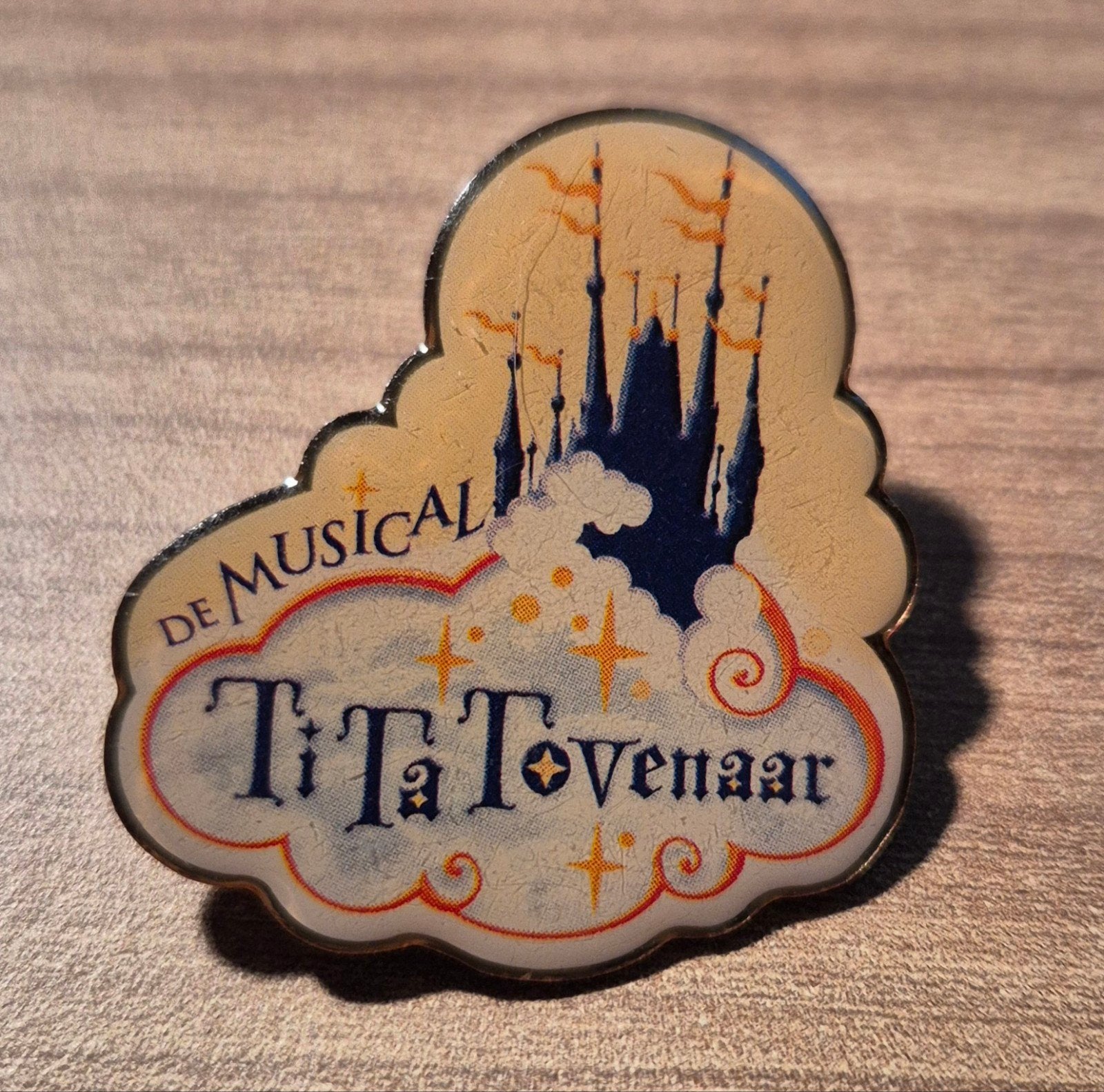 Efteling pin - TiTa Tovenaar musical, Ophalen of Verzenden, Nieuw, Overige onderwerpen, Speldje of Pin